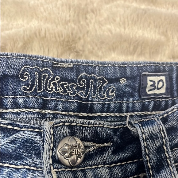 Miss Me Blue Jean Shorts with Red Floral Embroidery size 30 - Picture 2 of 5